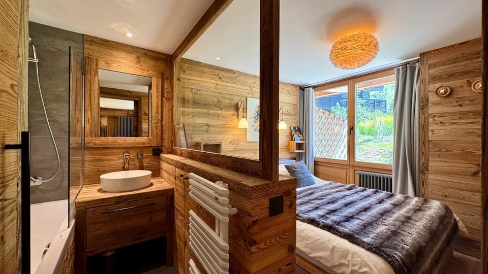 Bed, Bathroom, Photo of the whole room, Bedroom