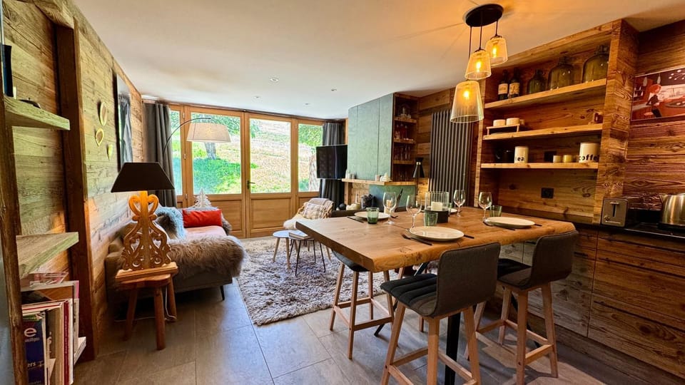Living room, Dining area, Mountain view