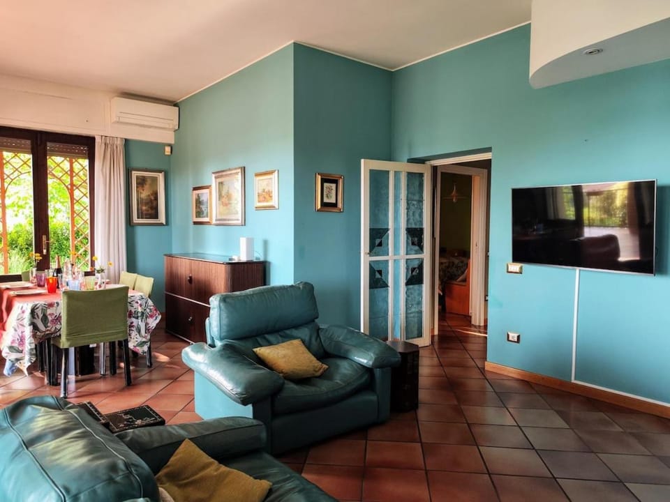 Communal lounge/ TV room, TV and multimedia, Living room, air conditioner