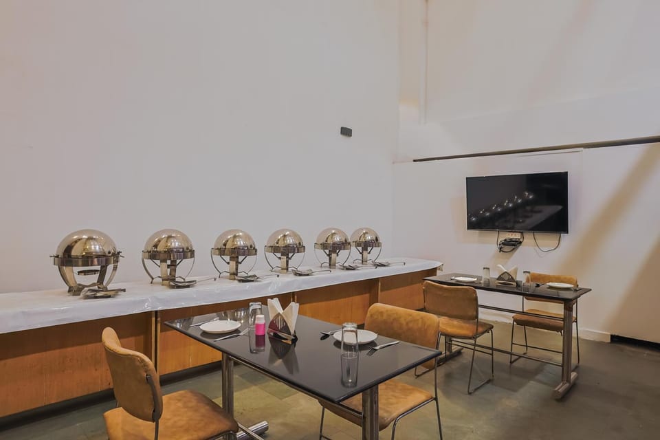TV and multimedia, Food and drinks, Seating area, Dining area, Food