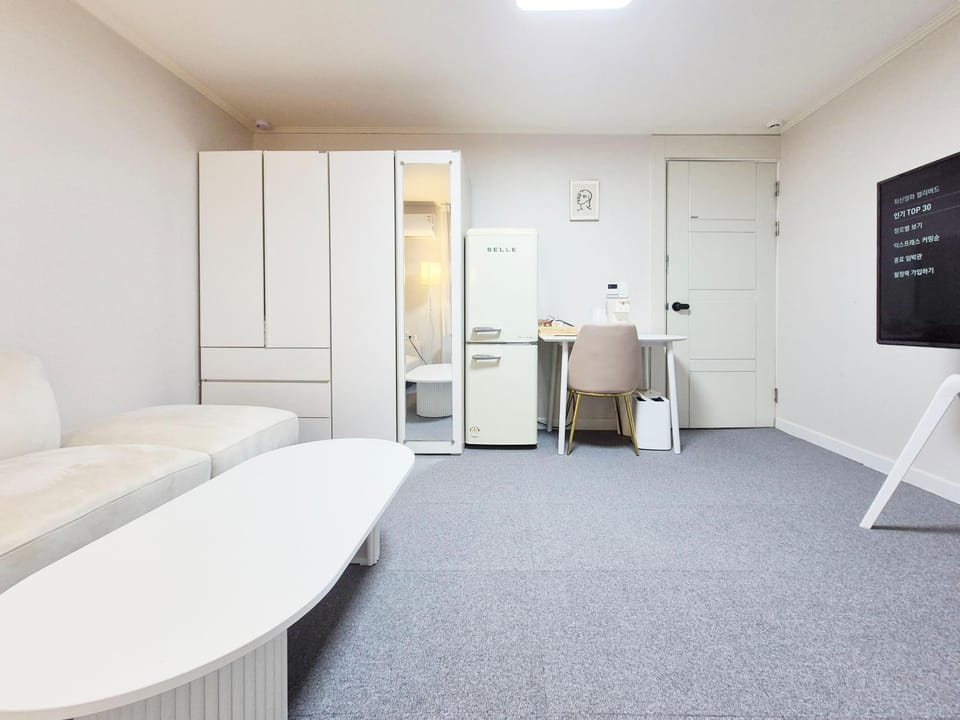Bed, TV and multimedia, Living room, Seating area