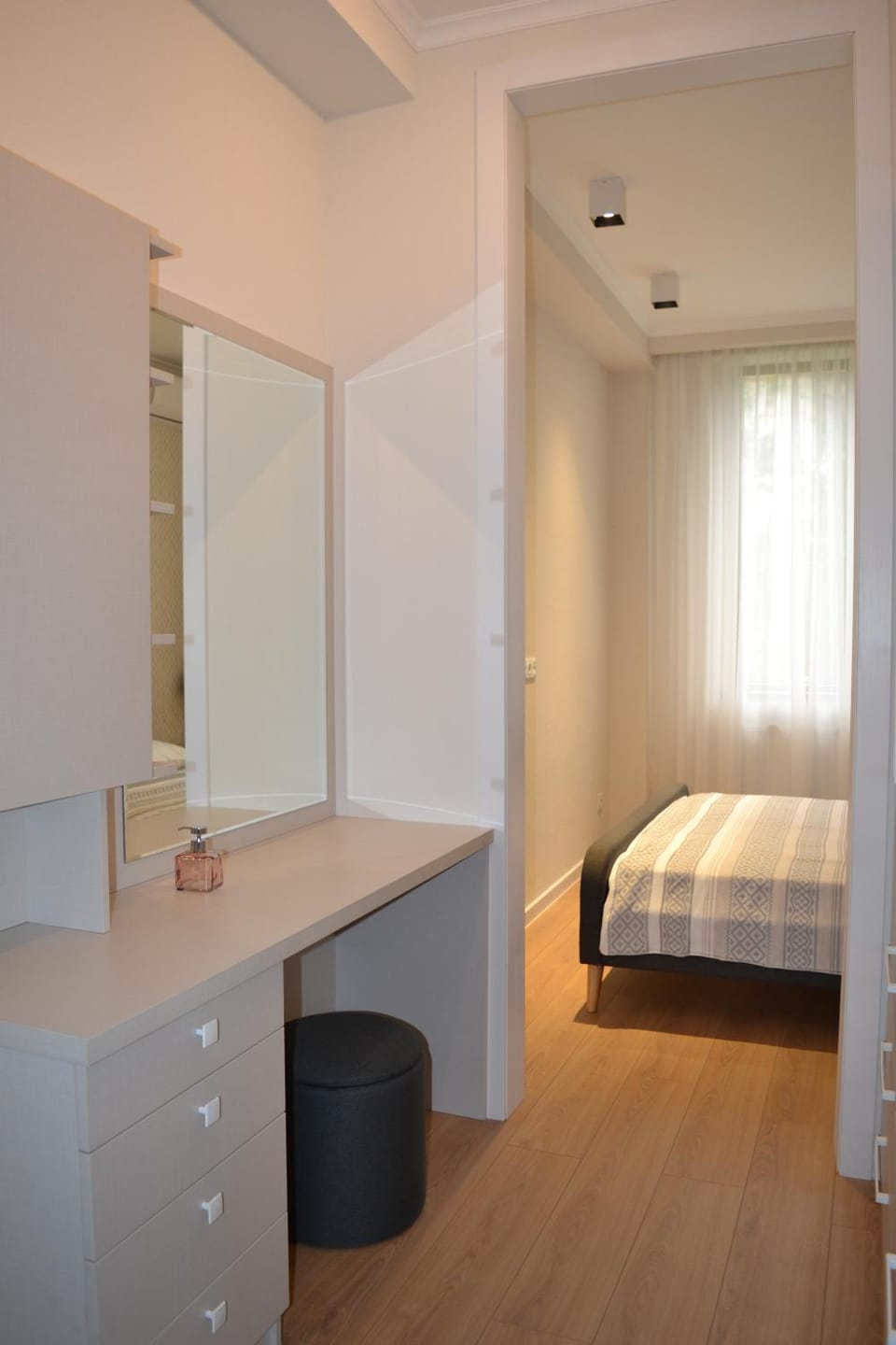 Photo of the whole room, Bedroom, wardrobe