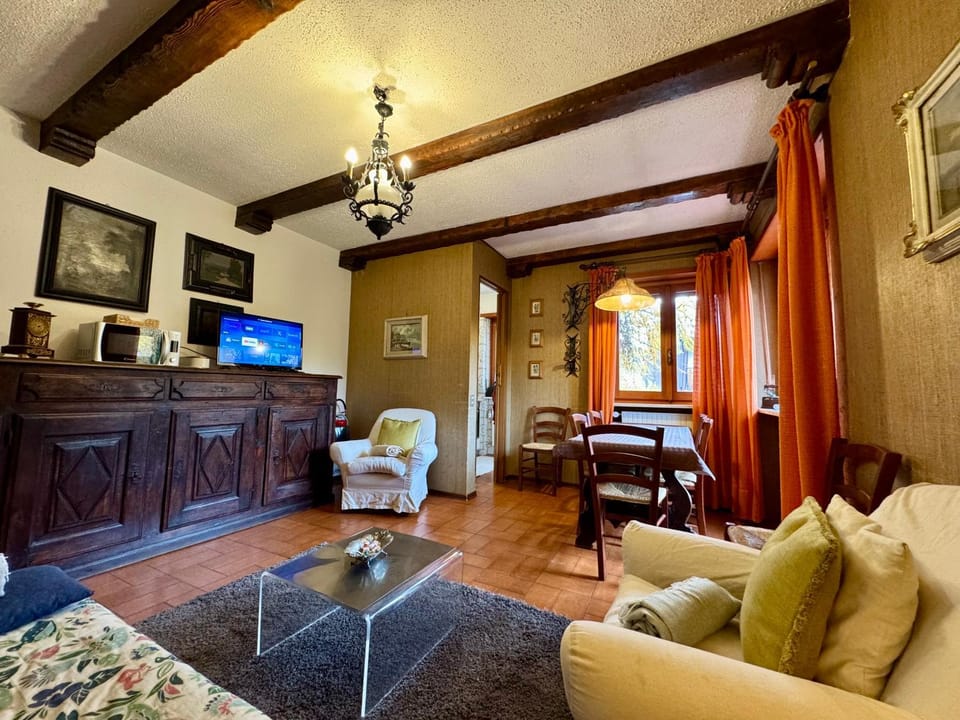 Communal lounge/ TV room, TV and multimedia, Living room, Seating area, Lunch