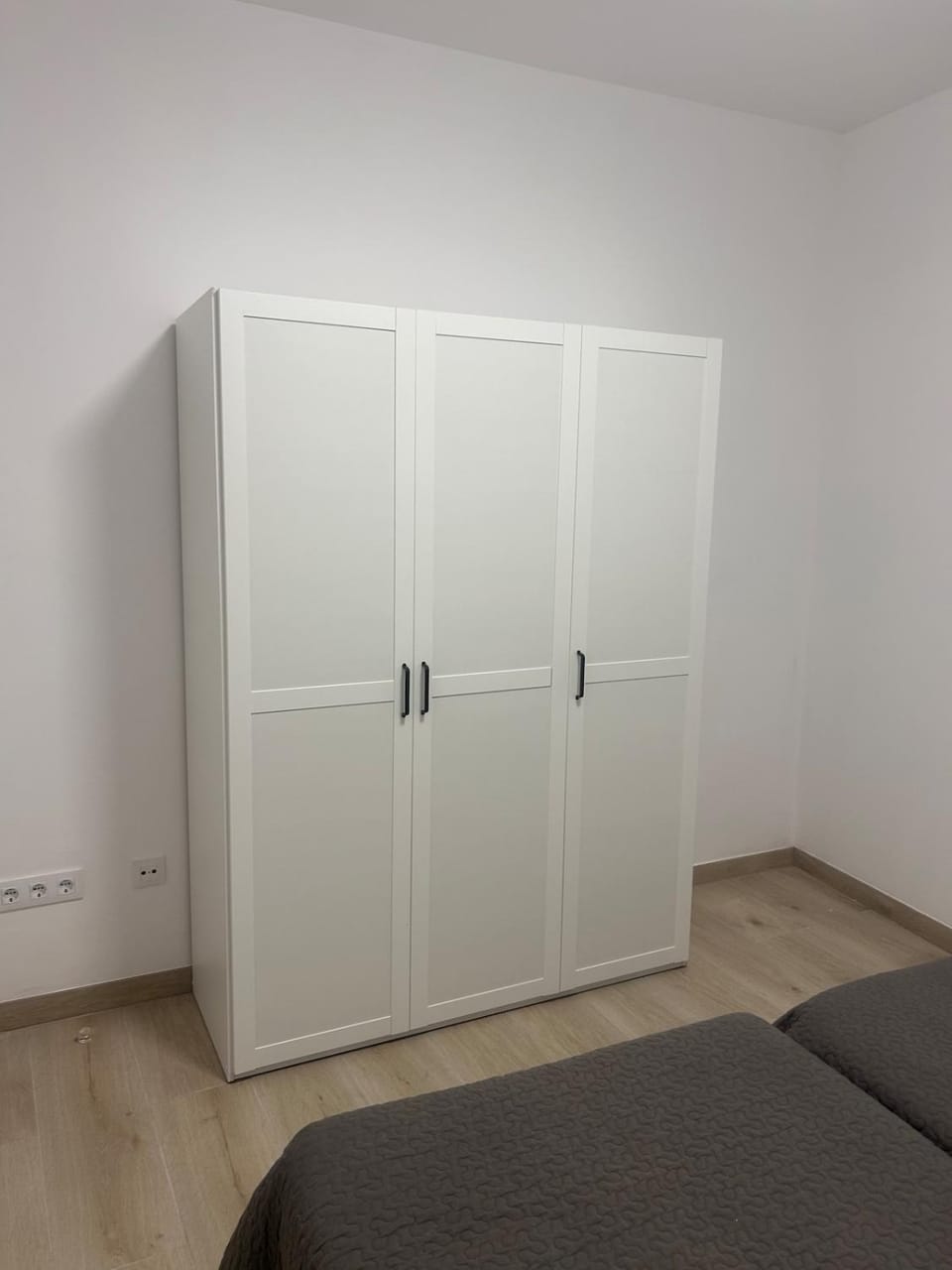Bed, Photo of the whole room, Bedroom, internet, wardrobe
