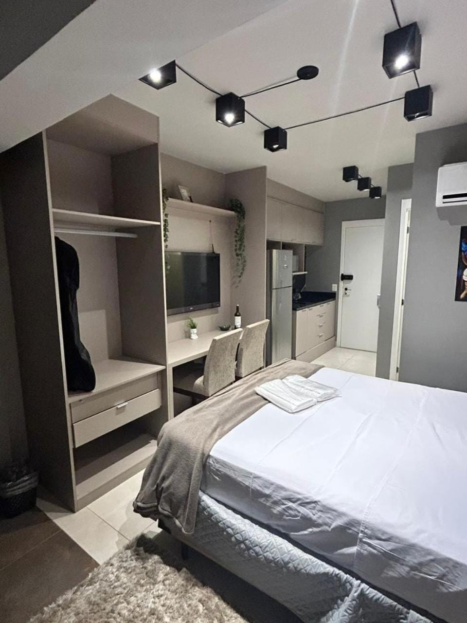 Bed, TV and multimedia, Photo of the whole room