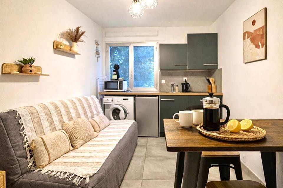 Kitchen or kitchenette, Seating area