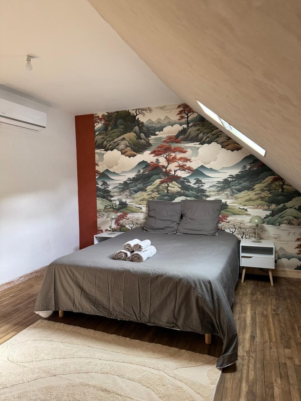 Bedroom, towels