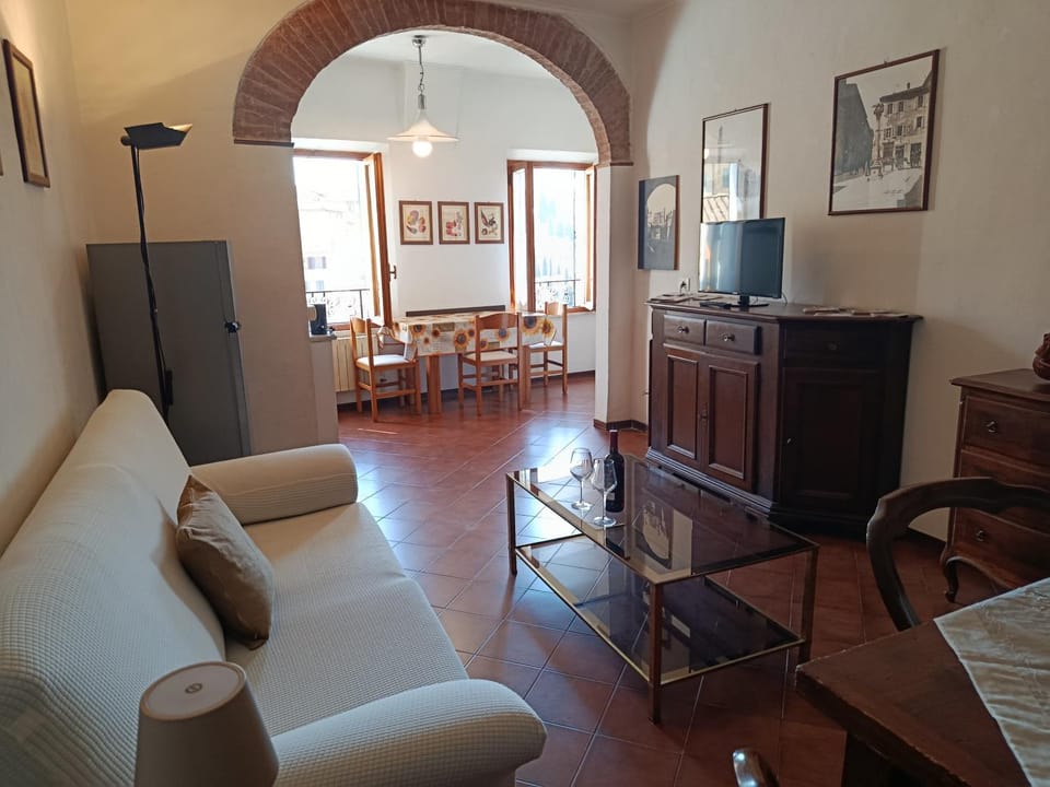 TV and multimedia, Living room, Seating area, Dining area
