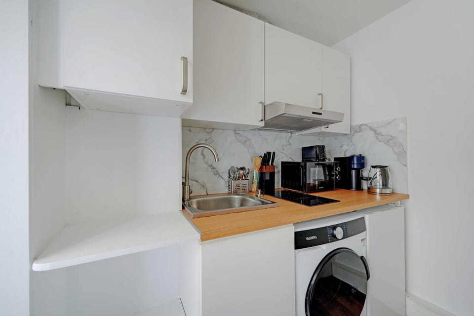 Kitchen or kitchenette, oven, stove