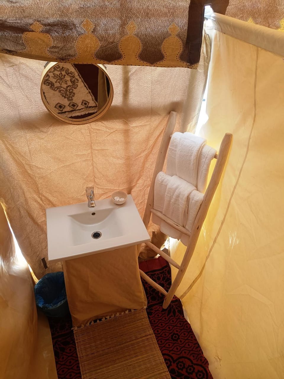 Bathroom, Bedroom, towels