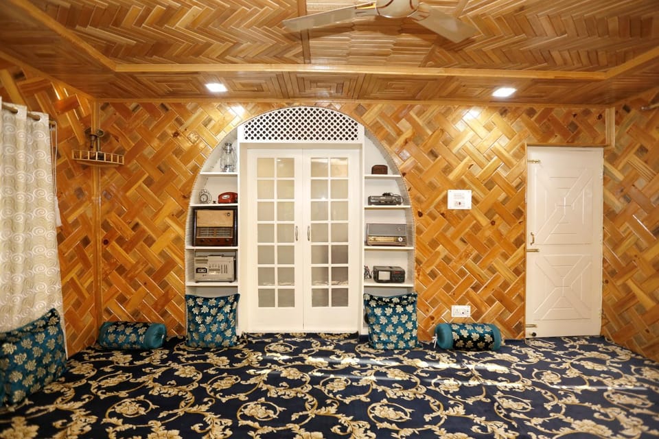Living room, Breakfast