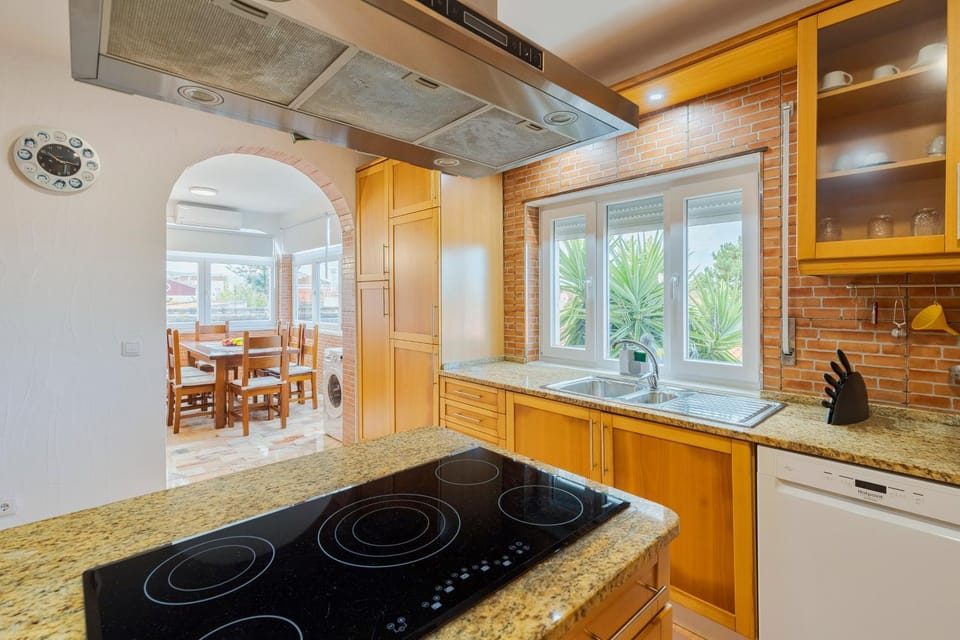 Kitchen or kitchenette, Dining area, dishwasher, stove