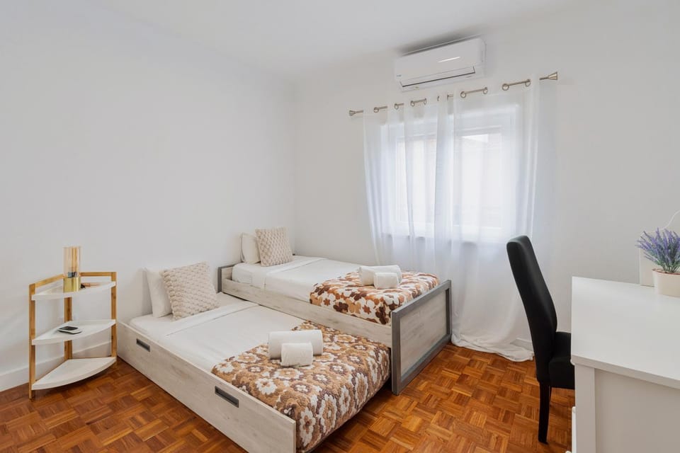Bed, Photo of the whole room, Seating area, Bedroom, towels, air conditioner