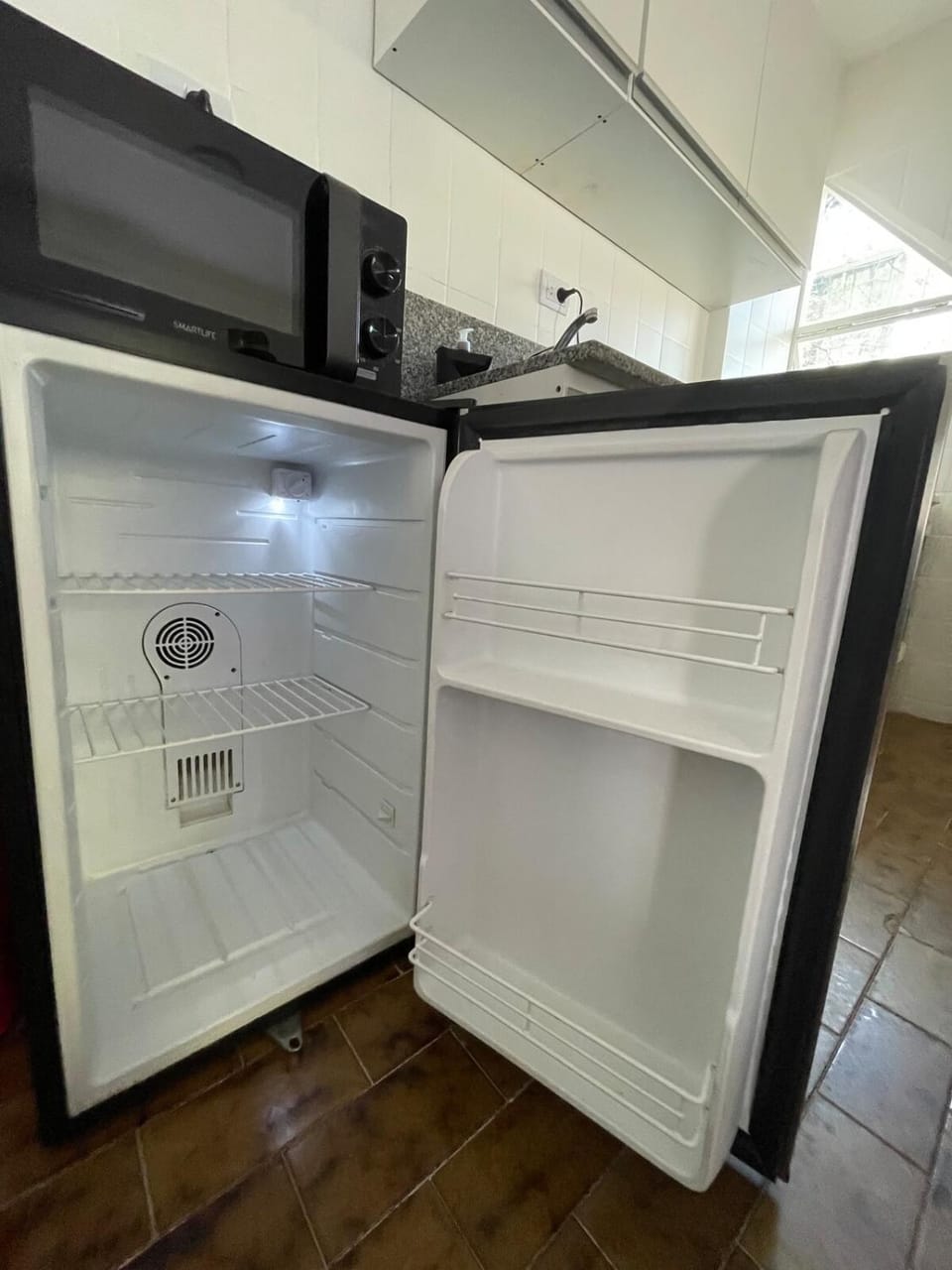Kitchen or kitchenette, minibar