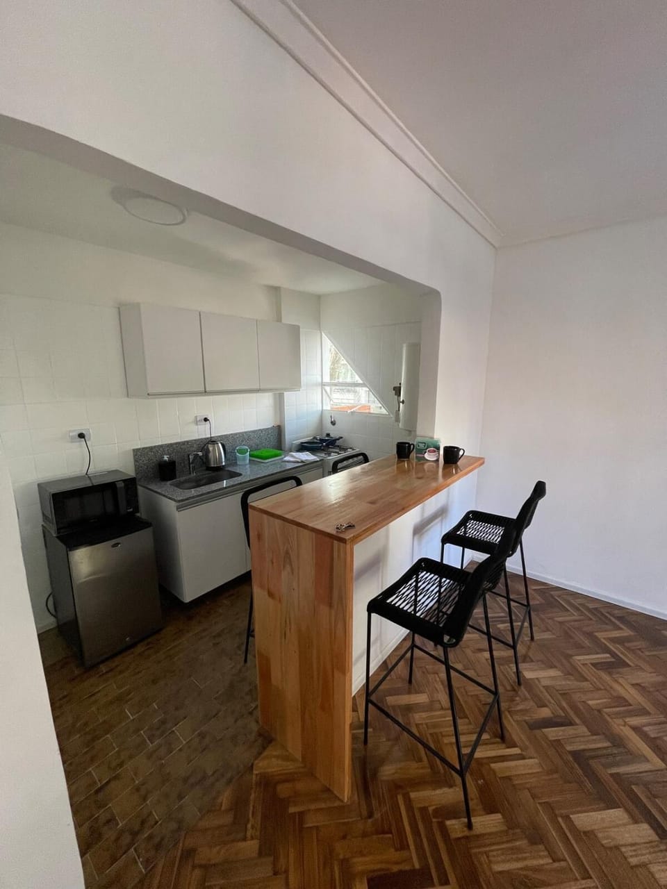 Kitchen or kitchenette, minibar
