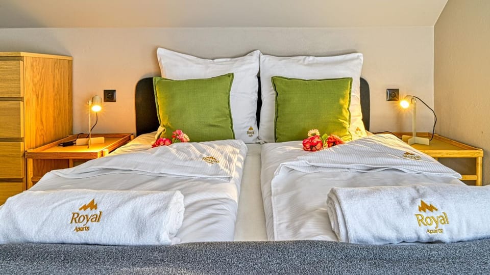 Bed, Bedroom, towels