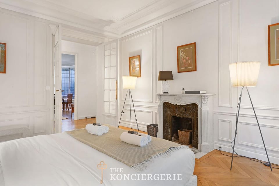 BM -Art de Vivre Haussmannien -Square Moncey Apartment in Paris
