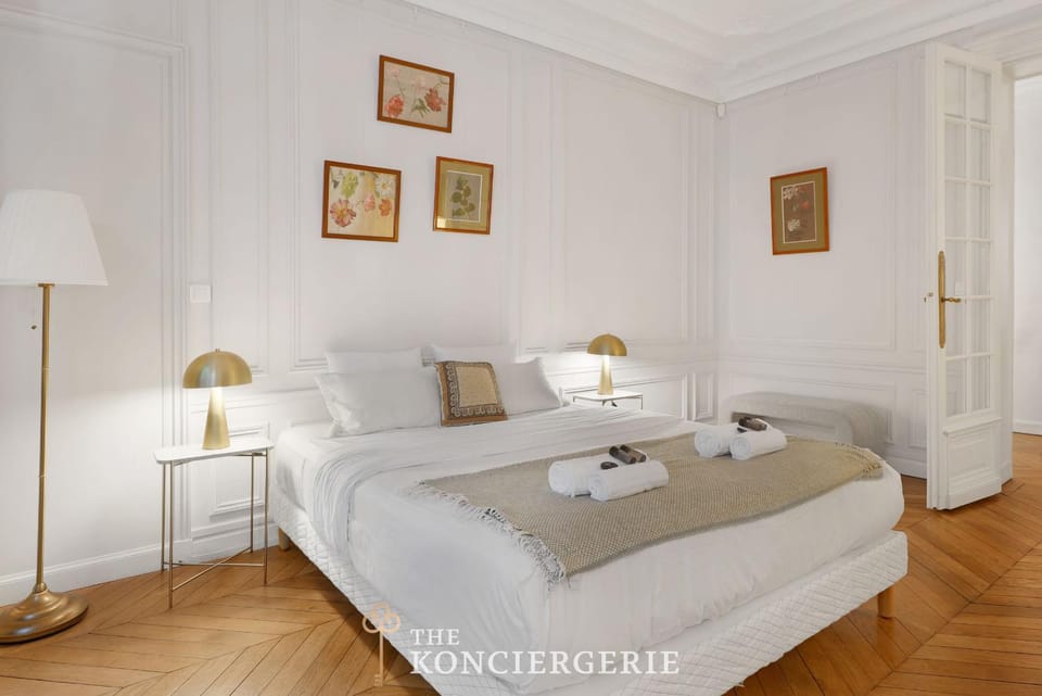 BM -Art de Vivre Haussmannien -Square Moncey Apartment in Paris
