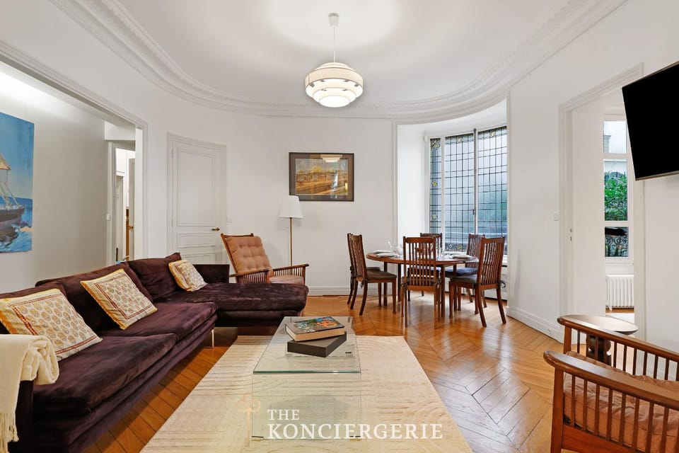 BM -Art de Vivre Haussmannien -Square Moncey Apartment in Paris
