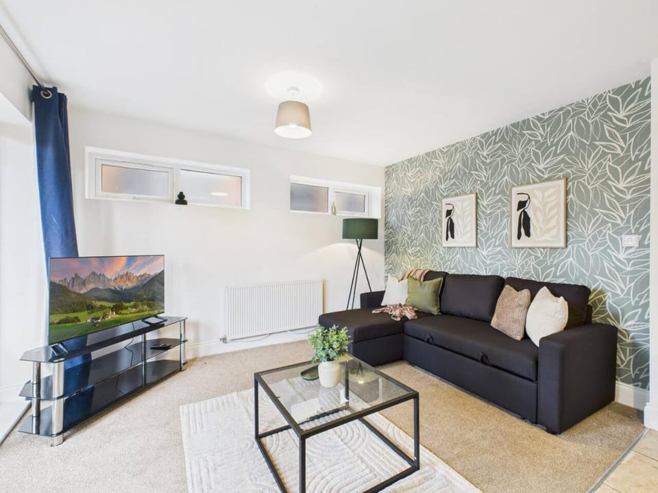 Worcester Retreat by Signature Stays - Pool & Spa - Gym - Modern House in Wychavon District