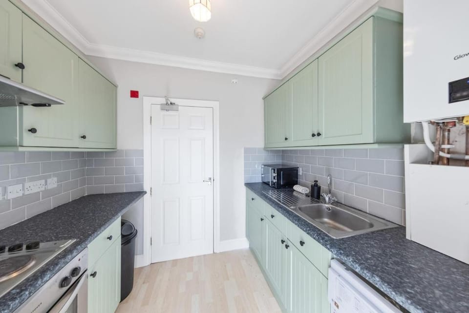 Kitchen or kitchenette, microwave, oven, stove