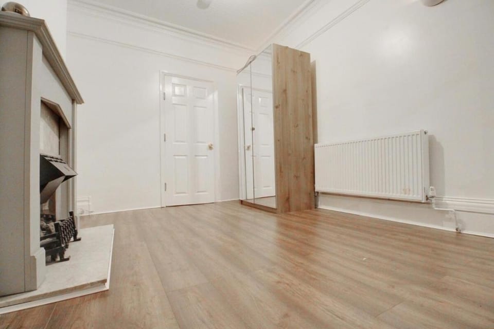 House 10 mins walking distance to Railway station House in Luton