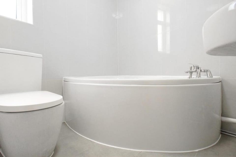 House 10 mins walking distance to Railway station House in Luton