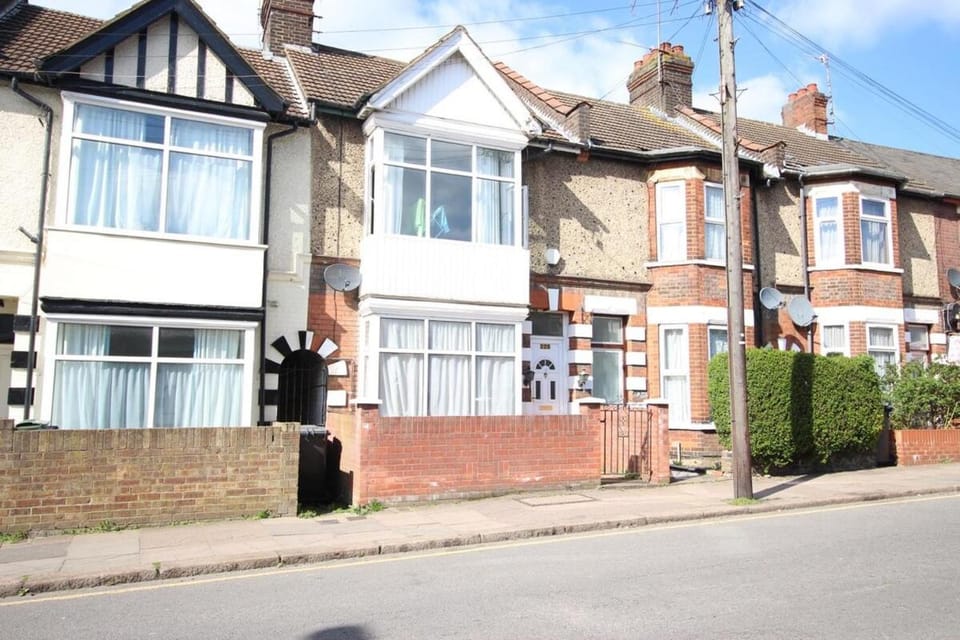 House 10 mins walking distance to Railway station House in Luton