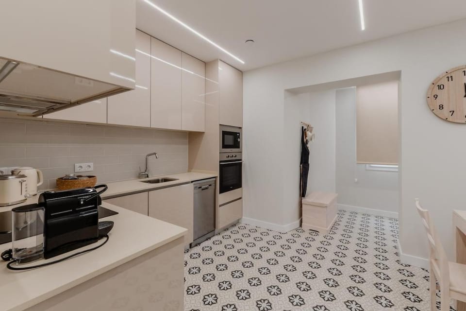 Coffee/tea facilities, Kitchen or kitchenette, Dining area, stove, toaster