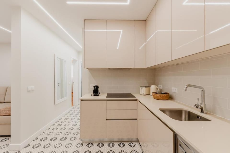 Coffee/tea facilities, Kitchen or kitchenette, stove