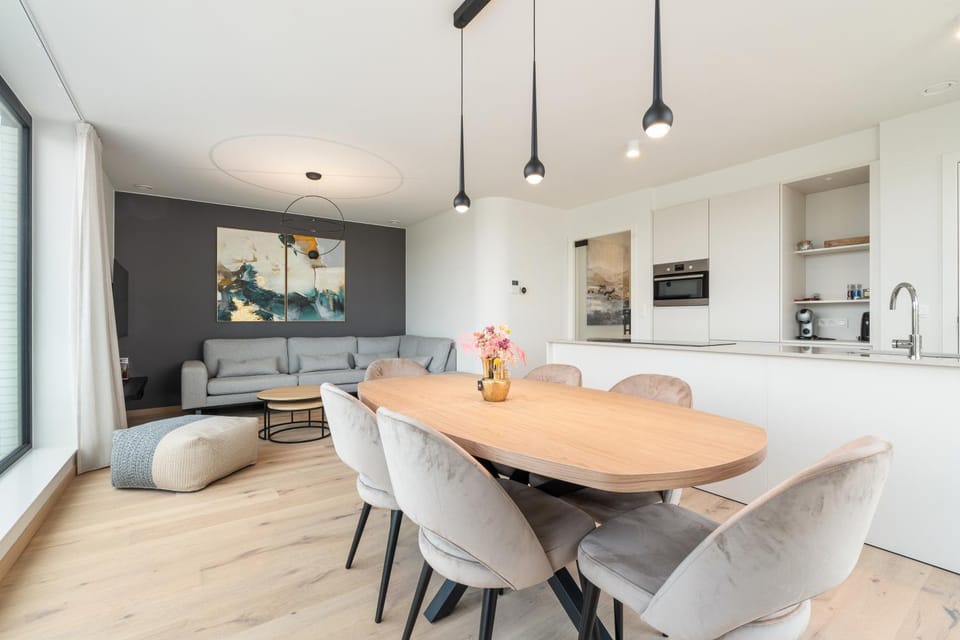 Property building, Kitchen or kitchenette, Living room, Seating area, Dining area