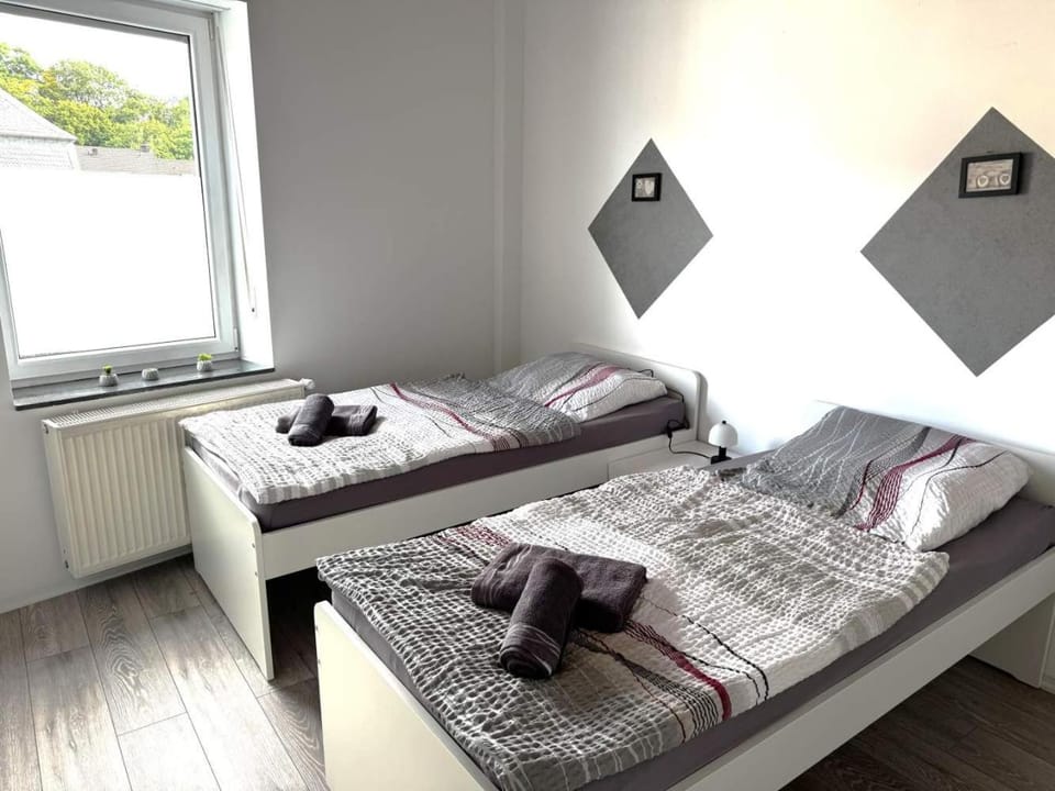 Bed, Photo of the whole room, Seating area, Bedroom, heating, towels