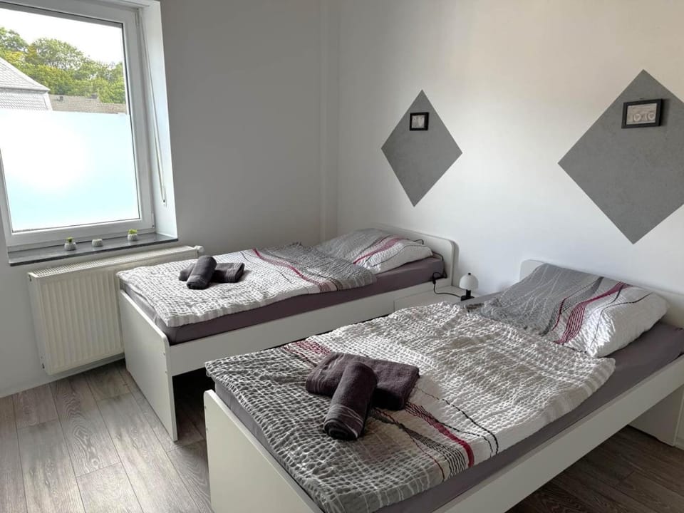 Bed, Bedroom, heating, towels