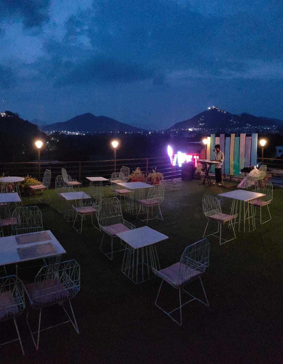 Restaurant/places to eat, Night, Evening entertainment