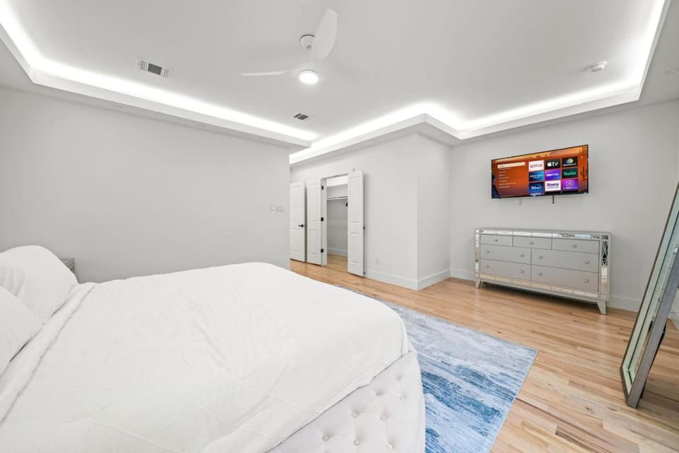 Upscale Group Getaway Sleeps 25 Downtown Dallas House in Dallas