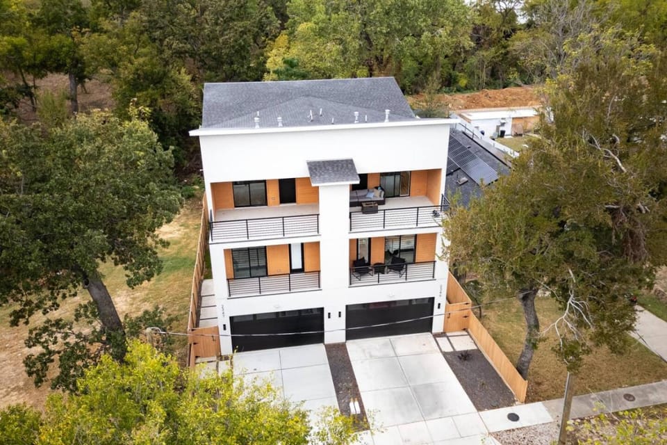 Upscale Group Getaway Sleeps 25 Downtown Dallas House in Dallas