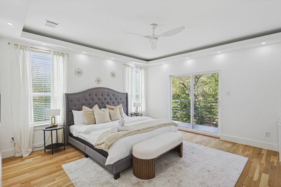 3Story Luxury Townhome Near Downtown Oak Lawn Apartment in Dallas