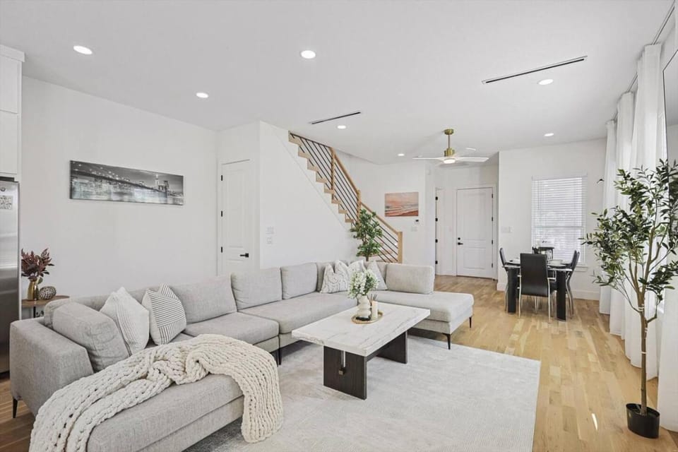 3Story Luxury Townhome Near Downtown Oak Lawn Apartment in Dallas