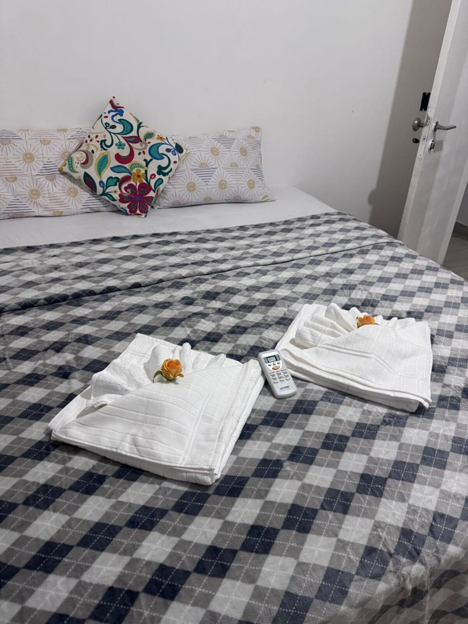 Bed, Bedroom, towels