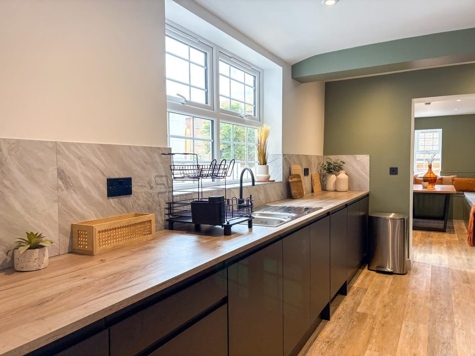 Luxury 8 Bed - Cromwell Street Apartment in Gloucester