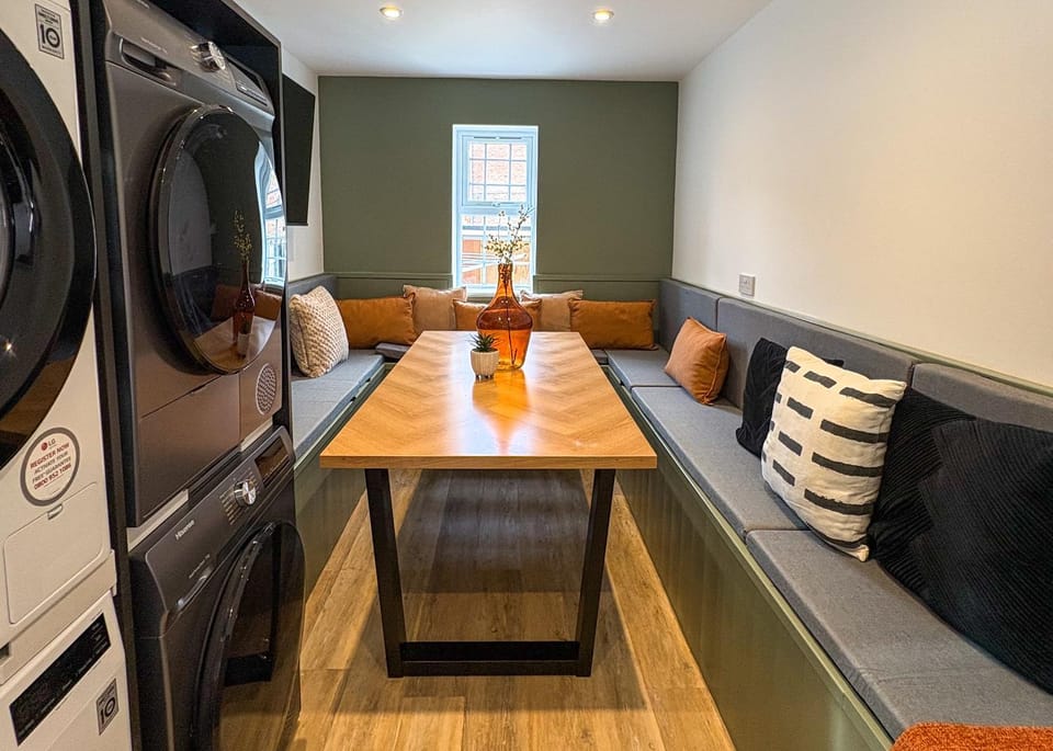 Luxury 8 Bed - Cromwell Street Apartment in Gloucester
