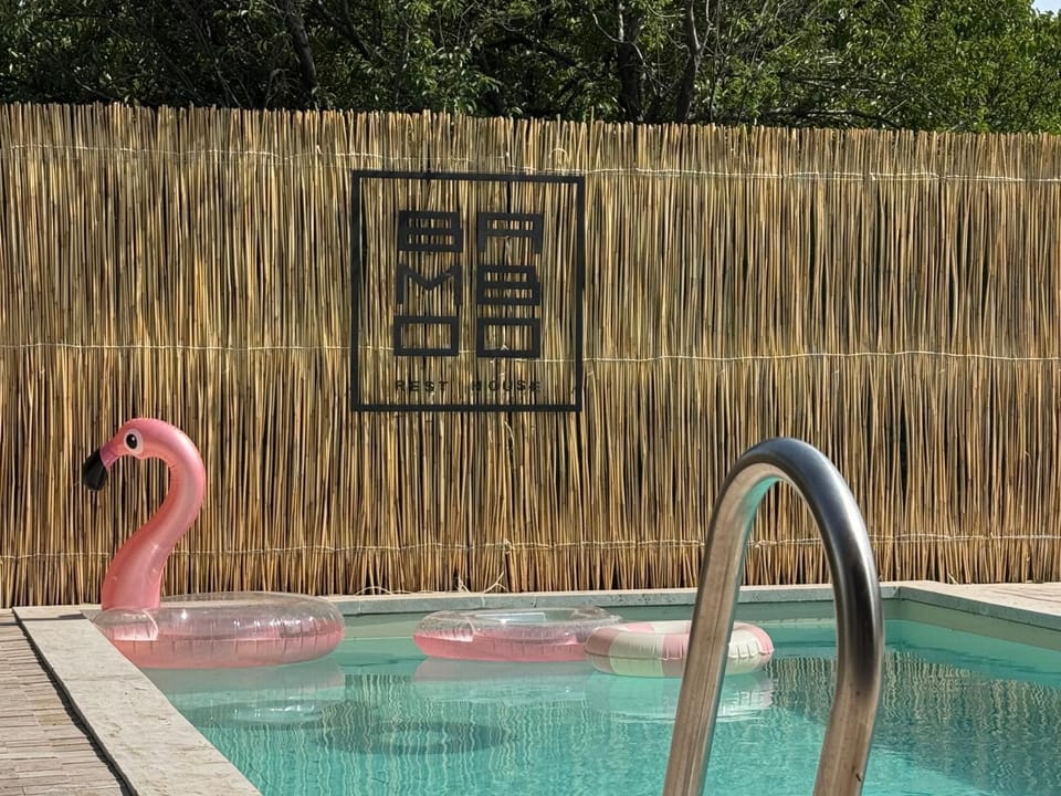 Day, Pool view