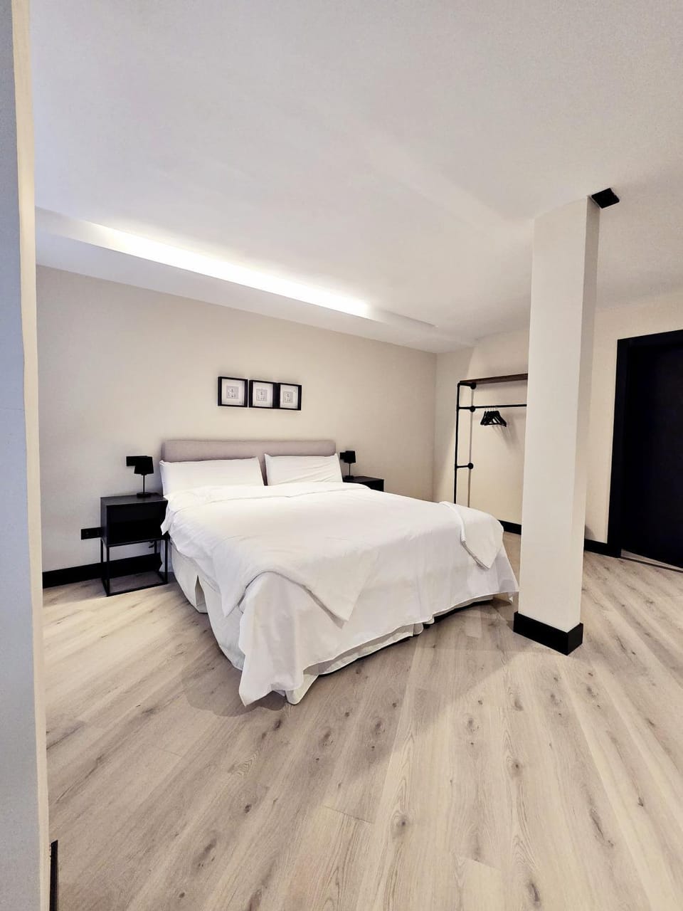 Photo of the whole room, Bedroom