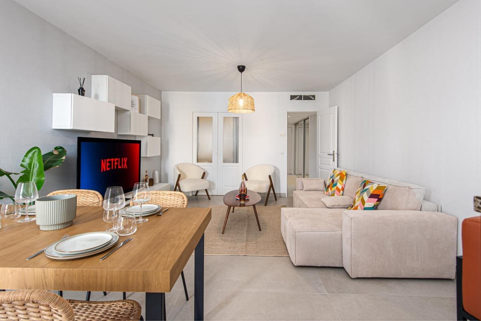 TV and multimedia, Living room, Seating area, Dining area, air conditioner
