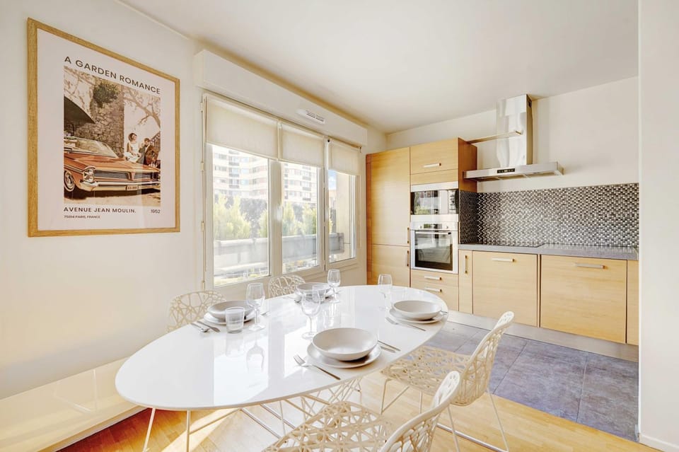 Kitchen or kitchenette, Dining area