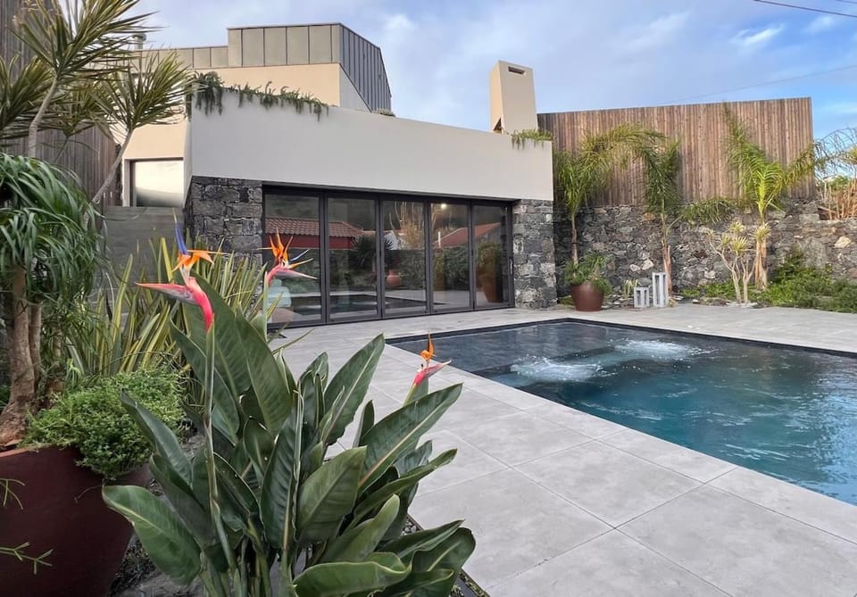 Property building, Day, Garden, Garden view, Pool view, Swimming pool
