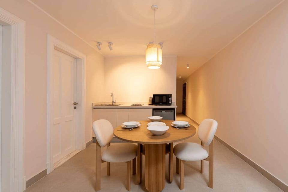 Kitchen or kitchenette, Dining area