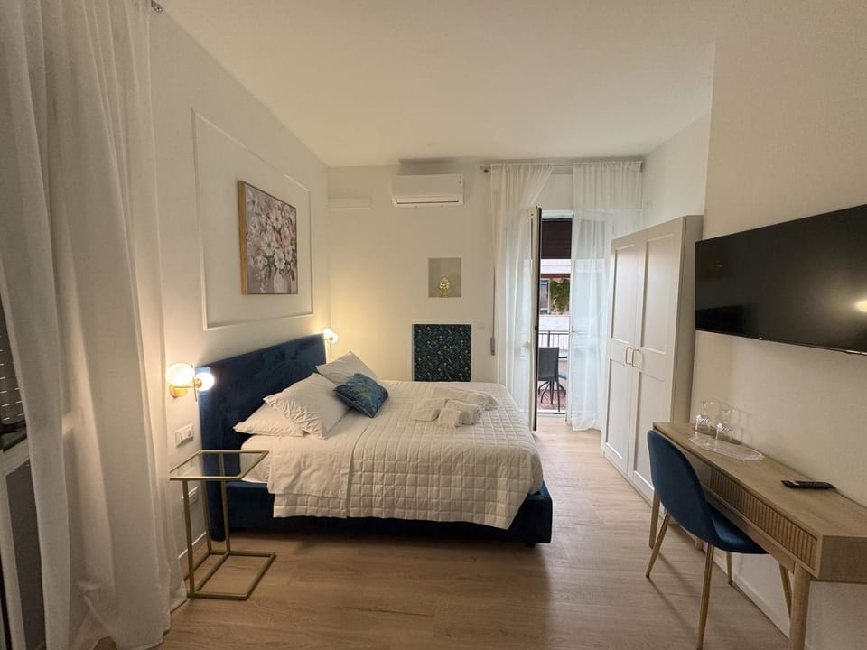 Bed, TV and multimedia, Photo of the whole room, Bedroom
