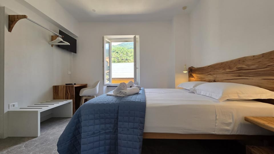 Bed, TV and multimedia, Bedroom, towels