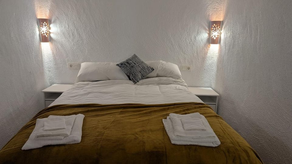 Bed, Bedroom, towels